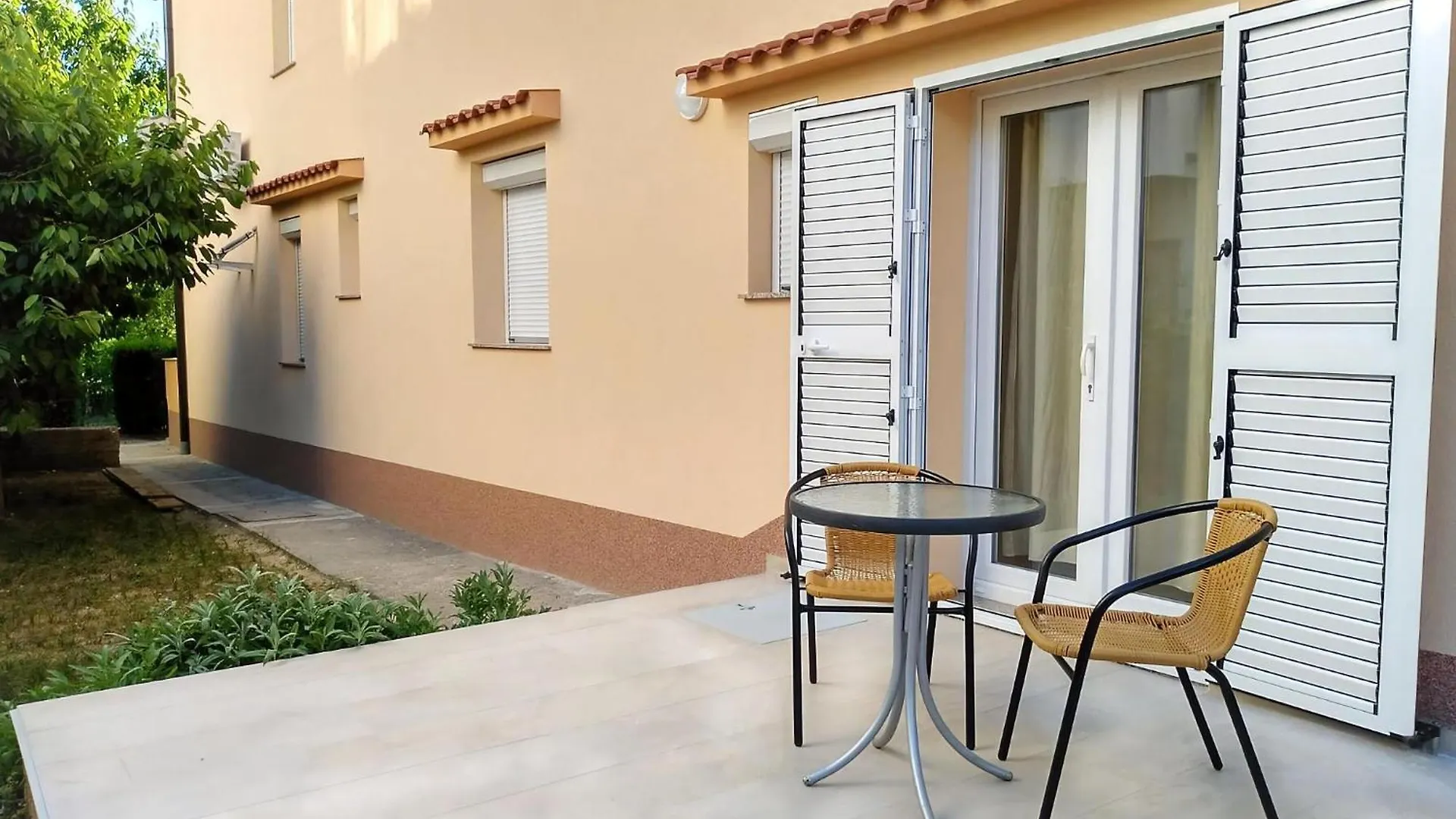 Apartment Studio Im Erdgeschoss Mit Kleiner Terrasse Baska